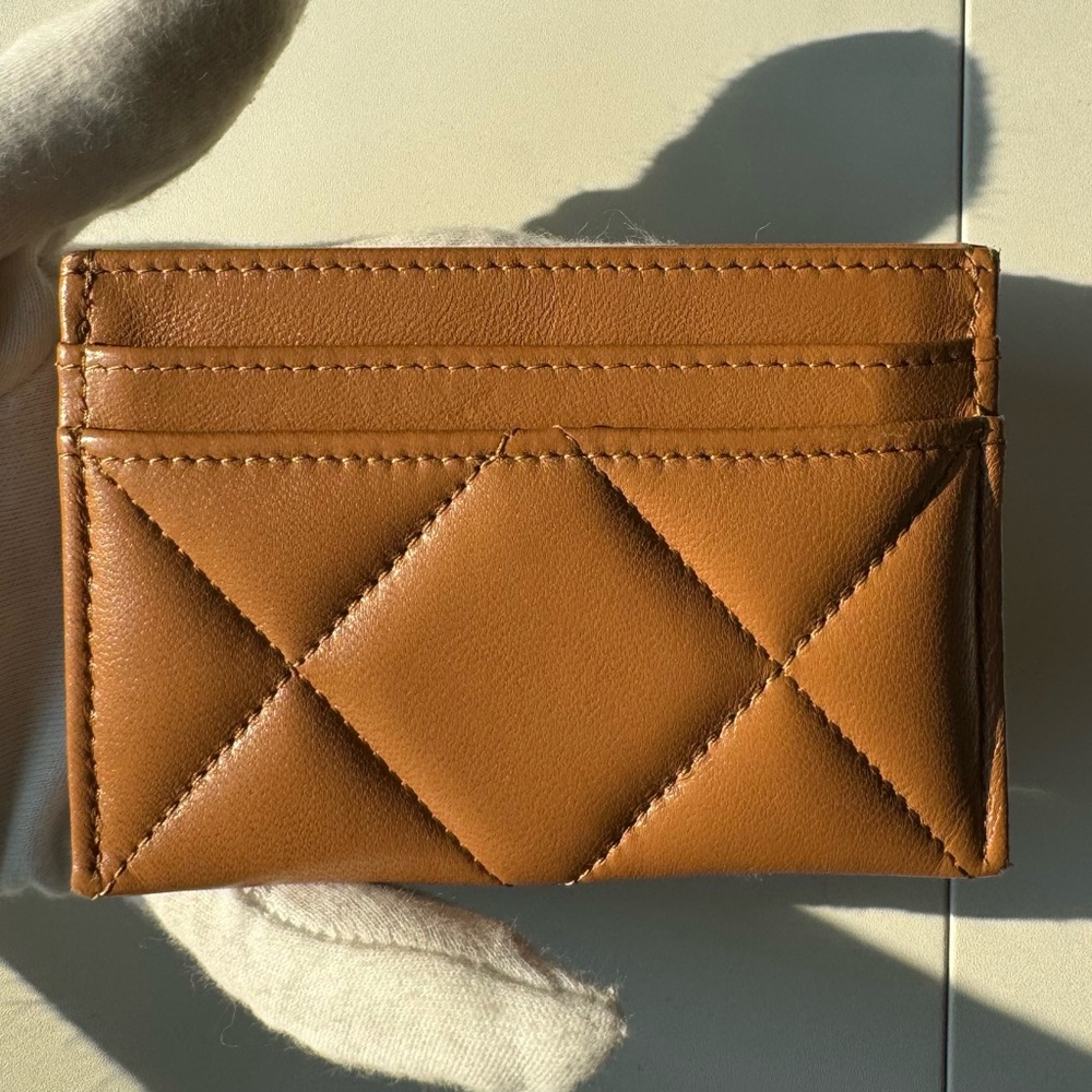 ❌SOLD❌Chanel 19 Card Holder - Picture 2 of 5